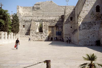 La entrada a la famosa iglesia de Belén es muy impresionante. El gran patio es perfecto para los sacerdotes, peregrinos o turistas, pero más notable son los vendedores. La policía palestina ahora patrullan la zona.